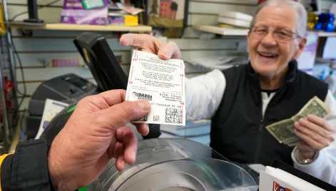 ¿Funciona comprar más boletos para ganar la lotería?